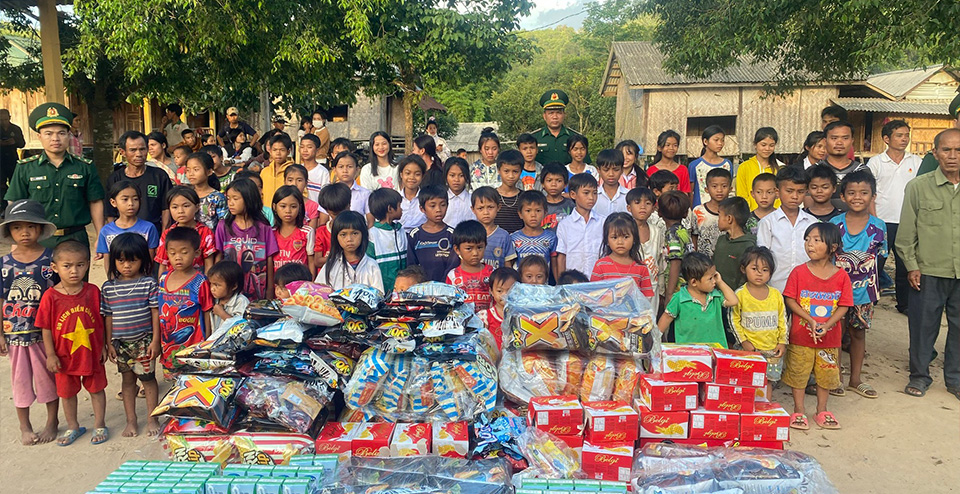 Biểu tượng bảo mật cao cấp với khóa và lá chắn.